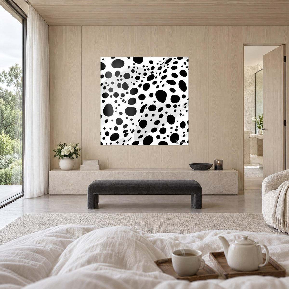 Quadro con motivo maculato bianco e nero, grandi macchie ovali e piccoli punti, due donne di spalle, sopra un letto in una camera luminosa