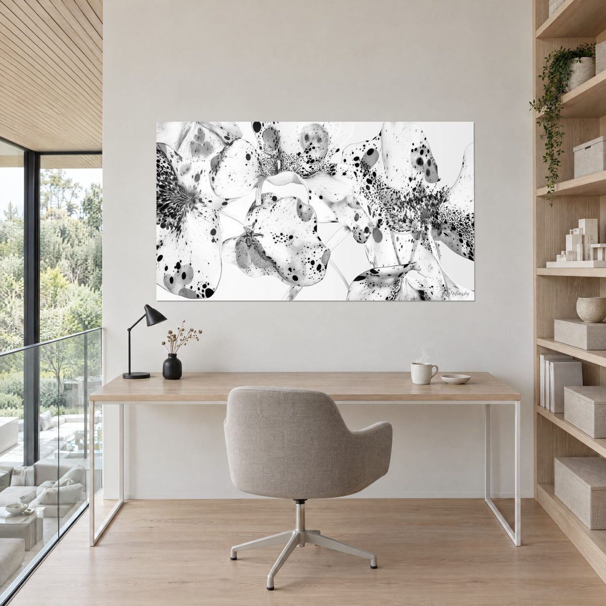 Quadro macro di fiori maculati, macchie nere e grigio perla, parete chiara sopra una scrivania di legno accanto alle librerie