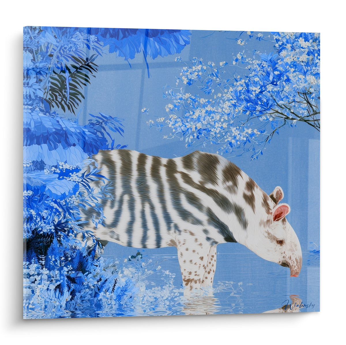 Tapir juvénile rayé blanc et brun buvant dans une clairière bleu marine fleurie