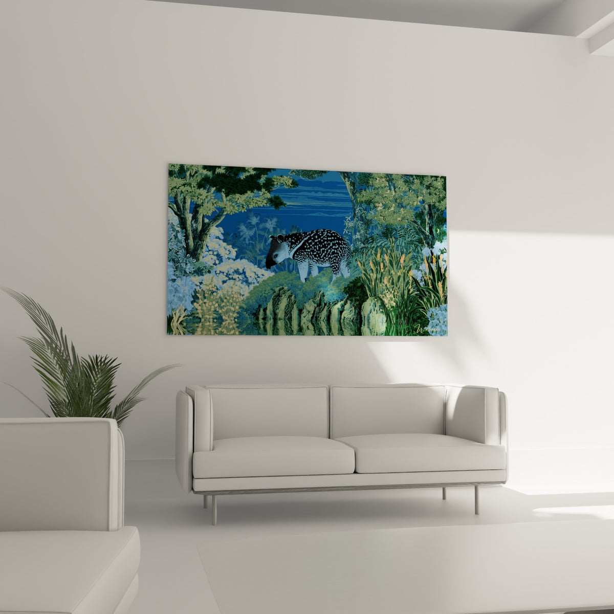 Tapir aux taches bleu clair et fond vert émeraude accroché au-dessus d'un canapé dans un salon lumineux