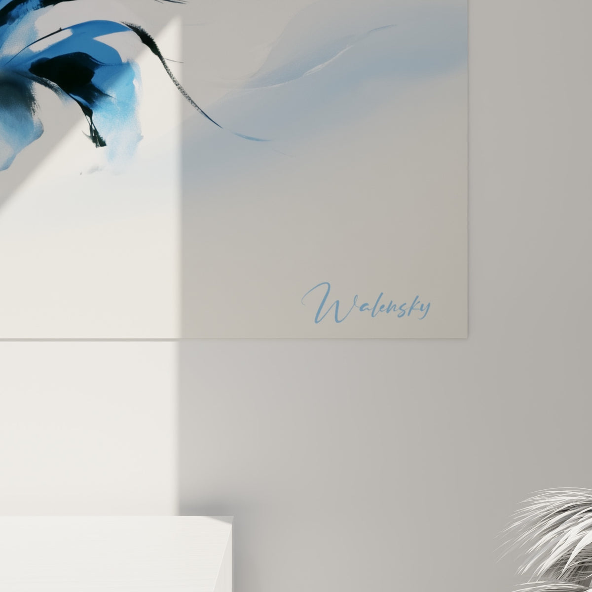 Coulures d'encre bleue et noire sur fond blanc immaculé, grain de l'impression visible en détail