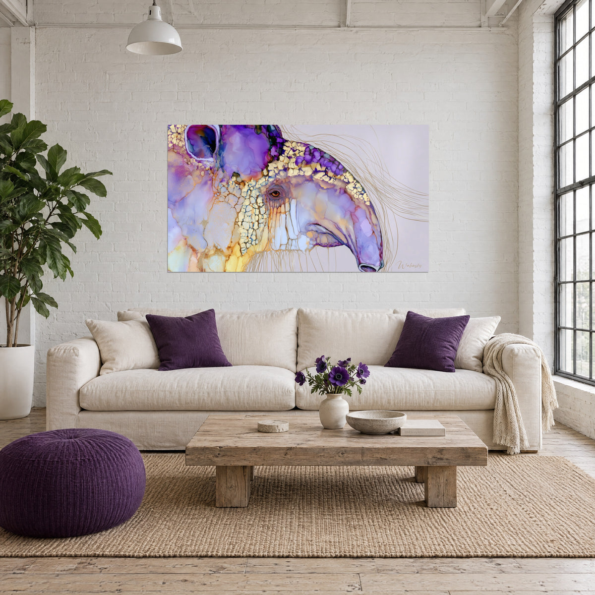 Tableau tapir en aquarelle, museau lilas et écailles d'or craquelées, accroché au-dessus d'un canapé dans un salon lumineux