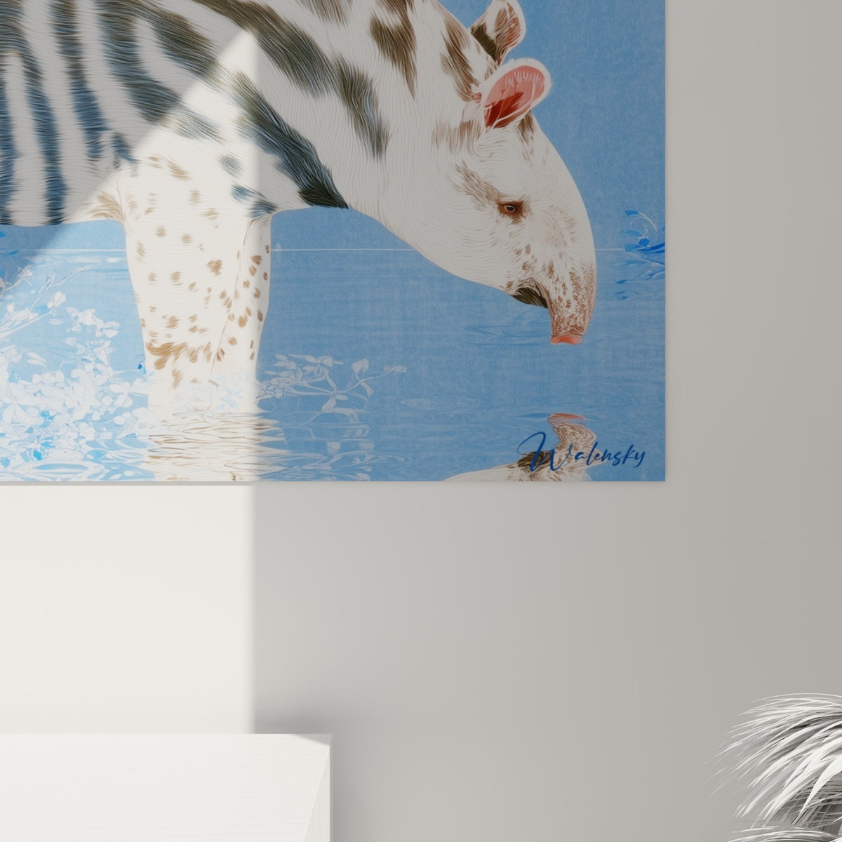 Détail du pelage rayé blanc et brun du tapir, grain de l'impression et fond bleu ciel feuillu visibles de près