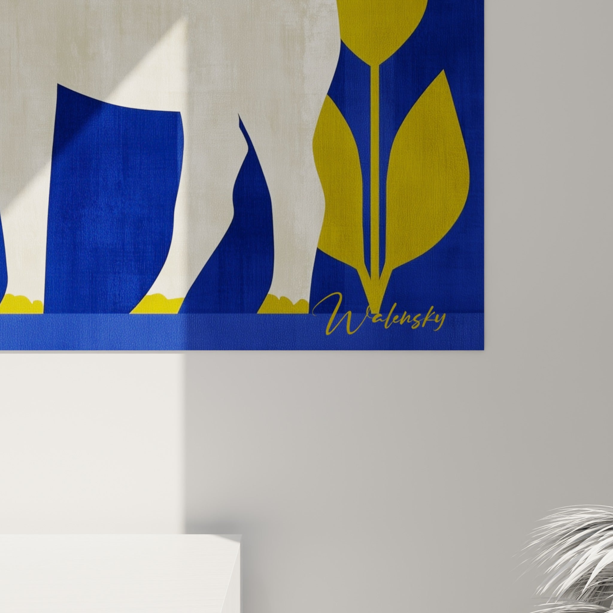 Détail des rayures jaune moutarde et bleu marine, grain de peinture visible sur la silhouette du tapir crème