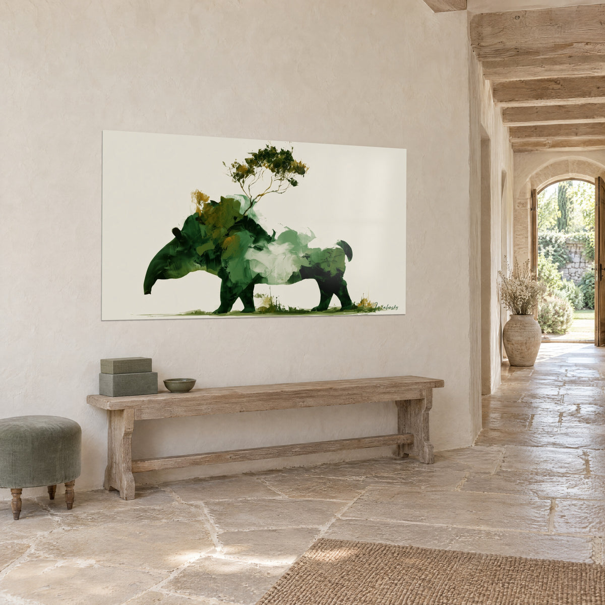 Tableau animal à trompe courte en vert sapin et sauge, arbuste feuillu ocre sur l'échine, mur crépi beige, banc en bois, couloir voûté en pierre