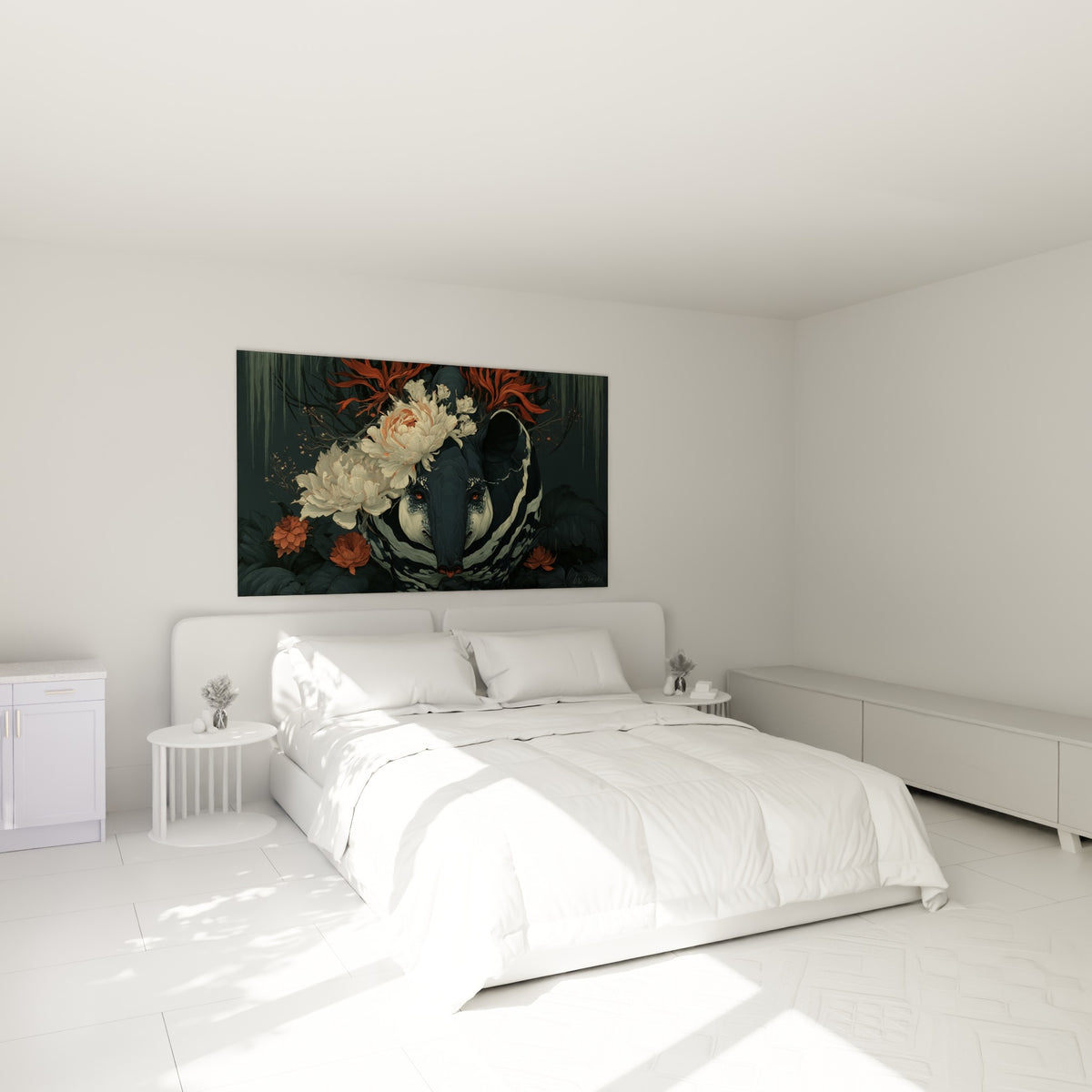 Créature nocturne aux fleurs ivoire et rayures blanches, accrochée au-dessus d'un lit dans une chambre claire