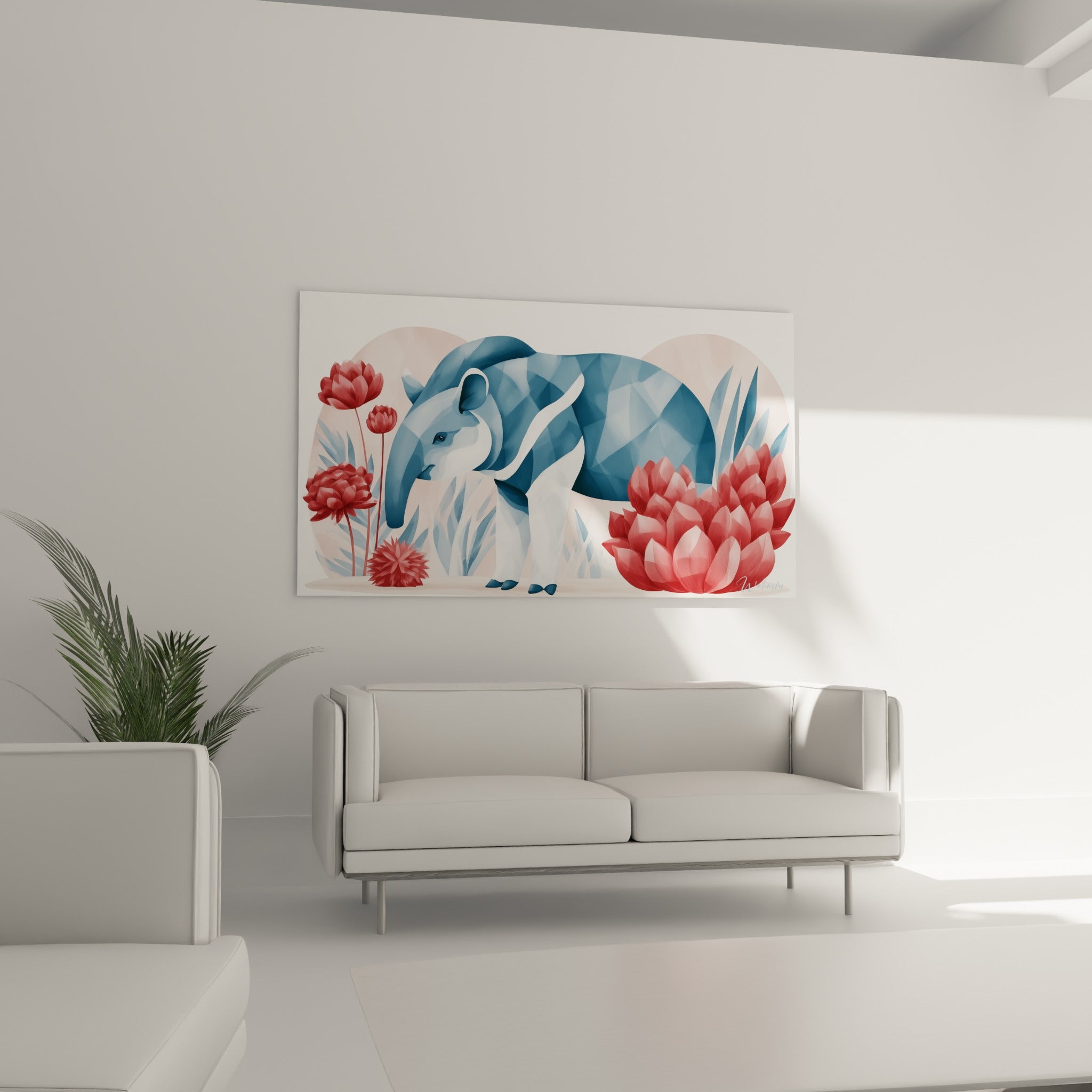 Composition florale rouge et tapir aux facettes bleutées au-dessus d'un canapé dans un salon lumineux