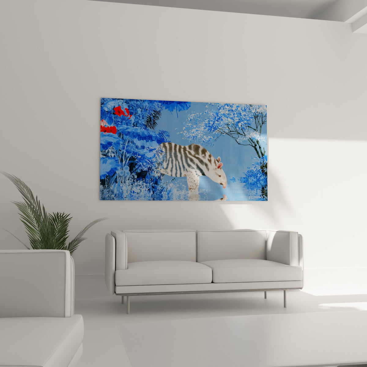 Silhouette de tapir rayé se reflétant dans l'eau bleue, suspendue au-dessus d'un canapé dans un salon lumineux