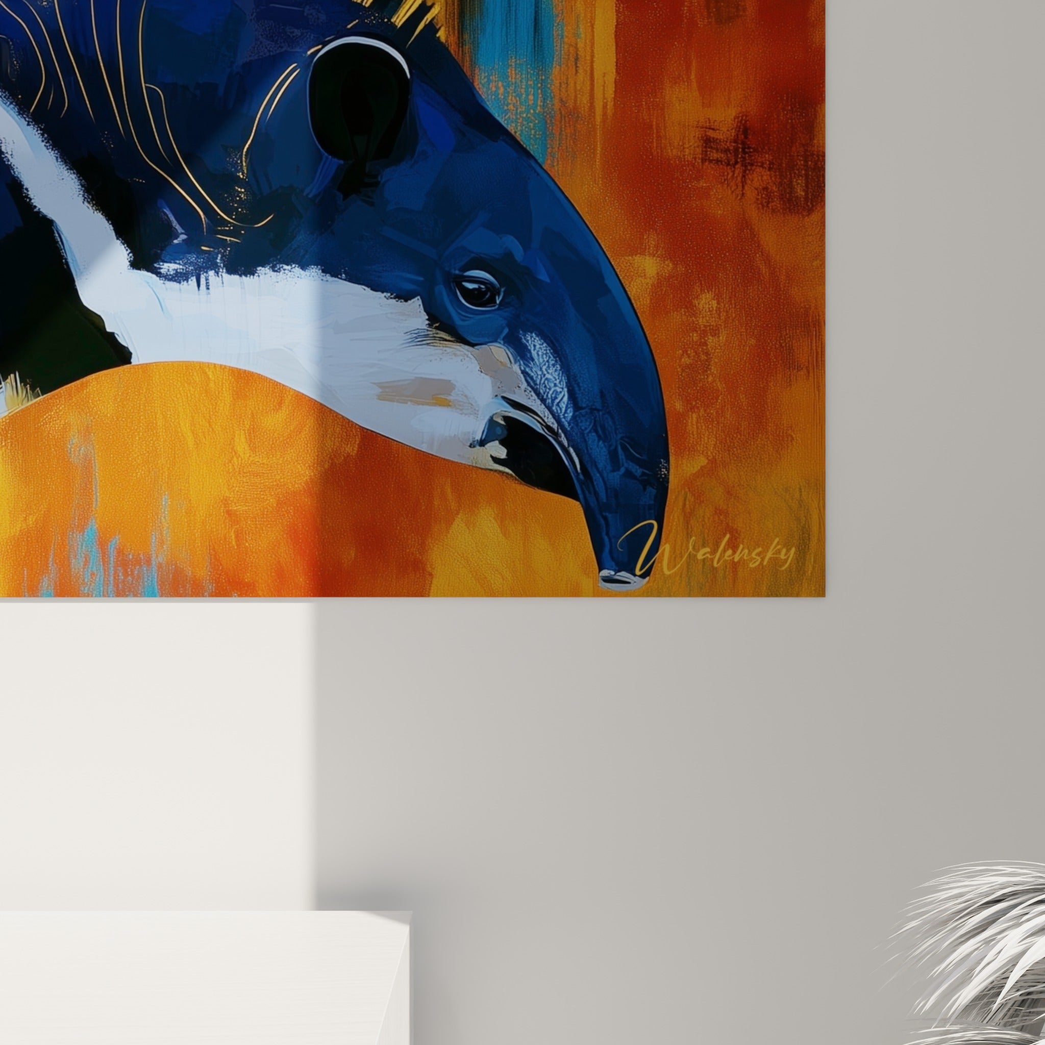 Empâtements dorés et taches blanches se mêlent sur le pelage bleu marine du tapir en gros plan