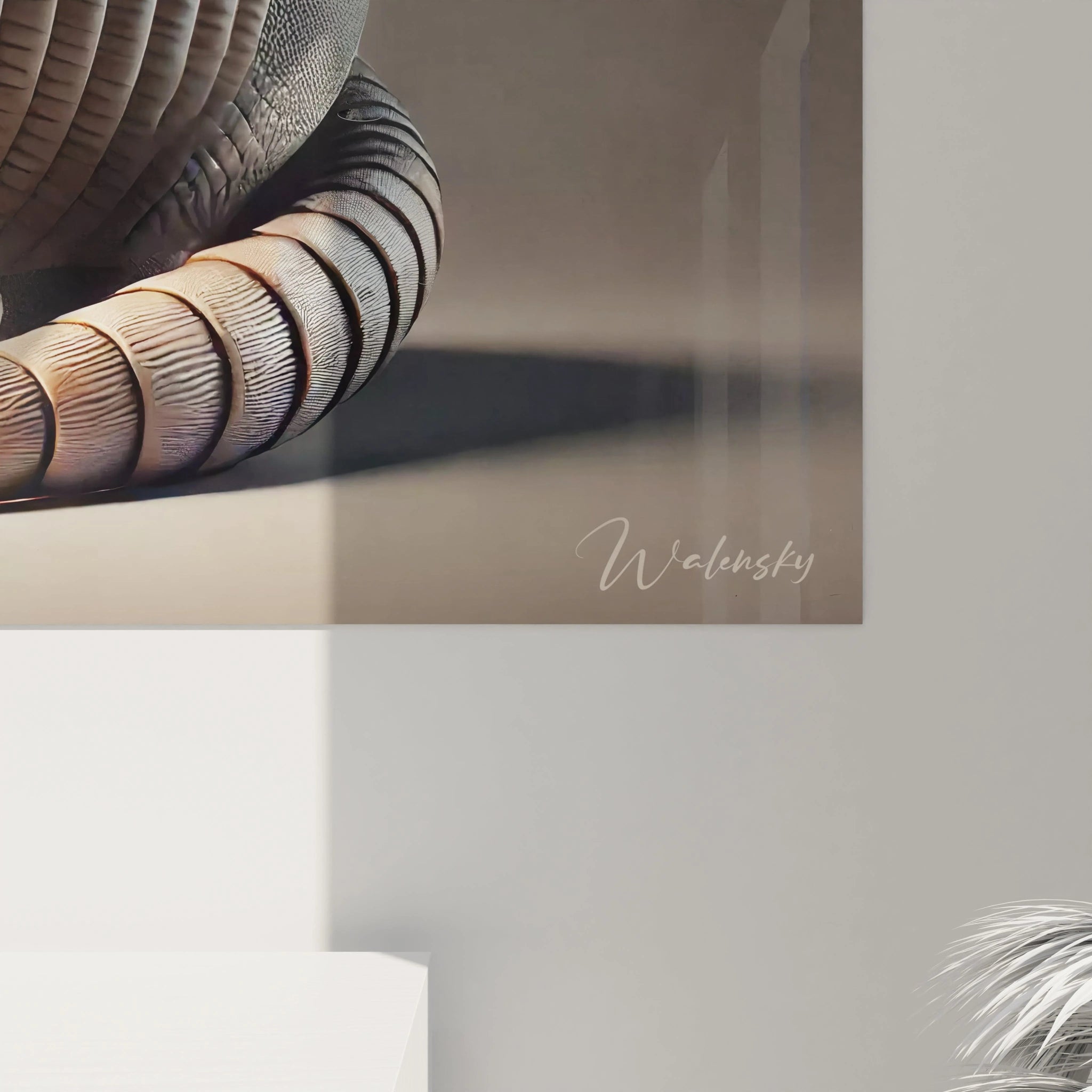 Vue de pres, le tableau tatou devoile chaque detail de ses ecailles et de sa texture. Les tons bronze et beiges mettent en valeur la force et la douceur du tatou.