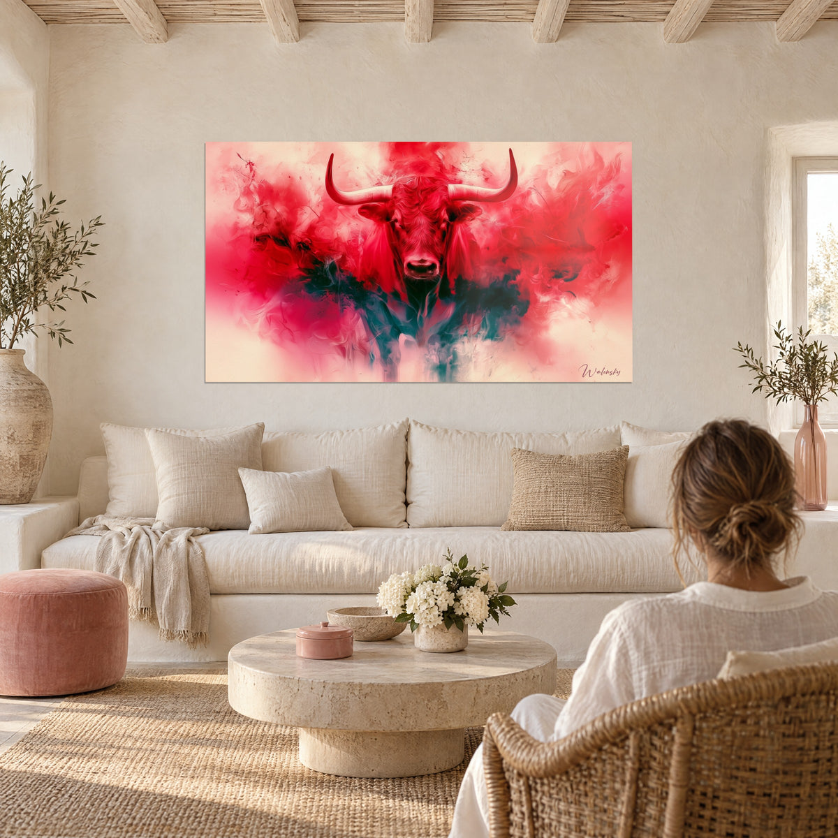 Tableau Longhorn rouge carmin aux cornes ivoire, volutes fumées vert sapin, au-dessus d'un canapé dans un salon lumineux