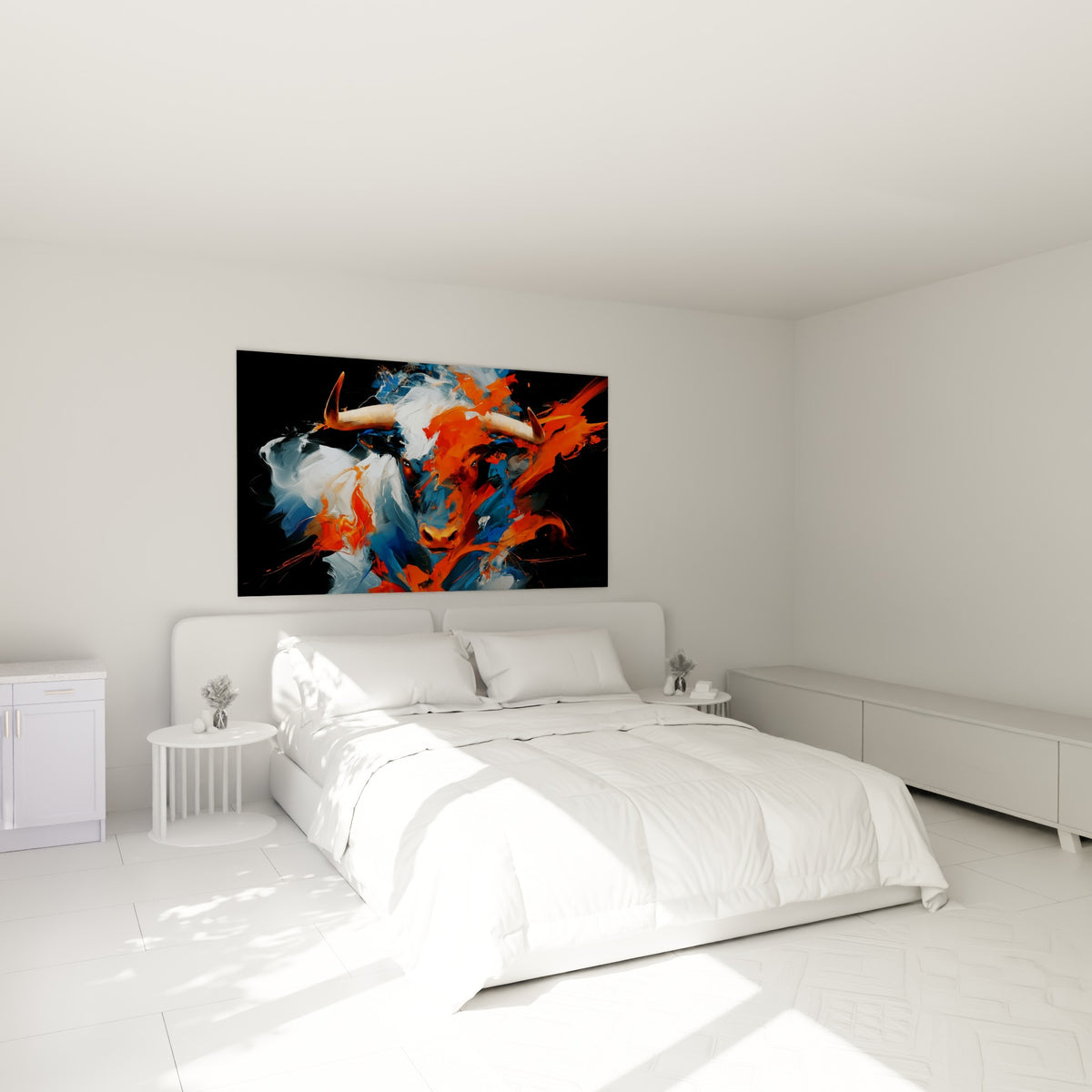 Cornes blanches et touches orange fauve du taureau, au-dessus d'un lit dans une chambre claire