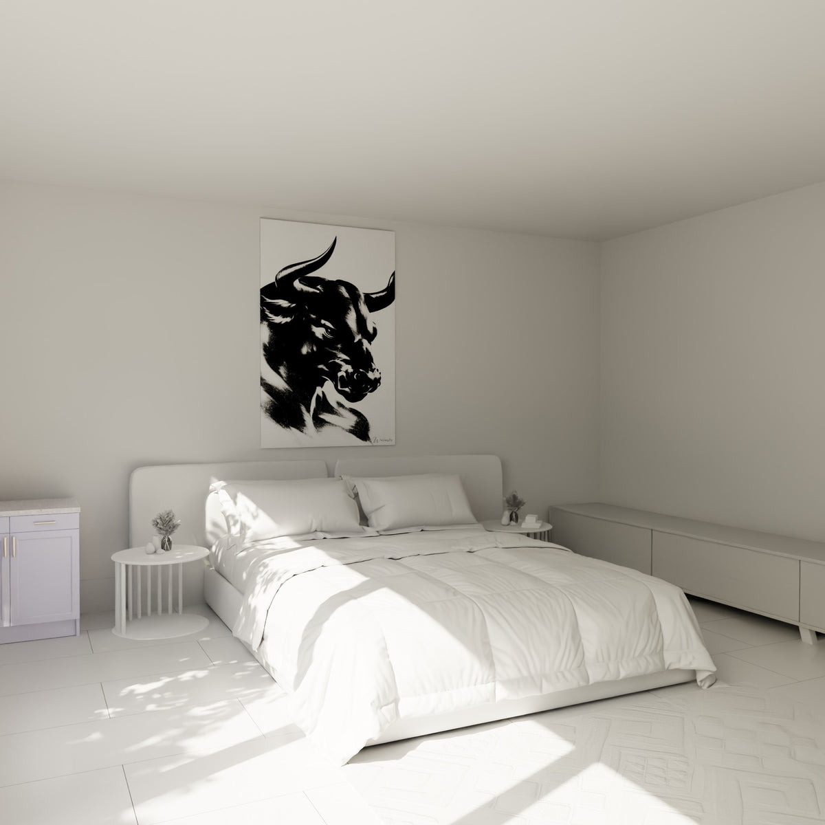 Cornes recourbées et pelage anthracite du taureau, accrochées au-dessus d'un lit dans une chambre claire