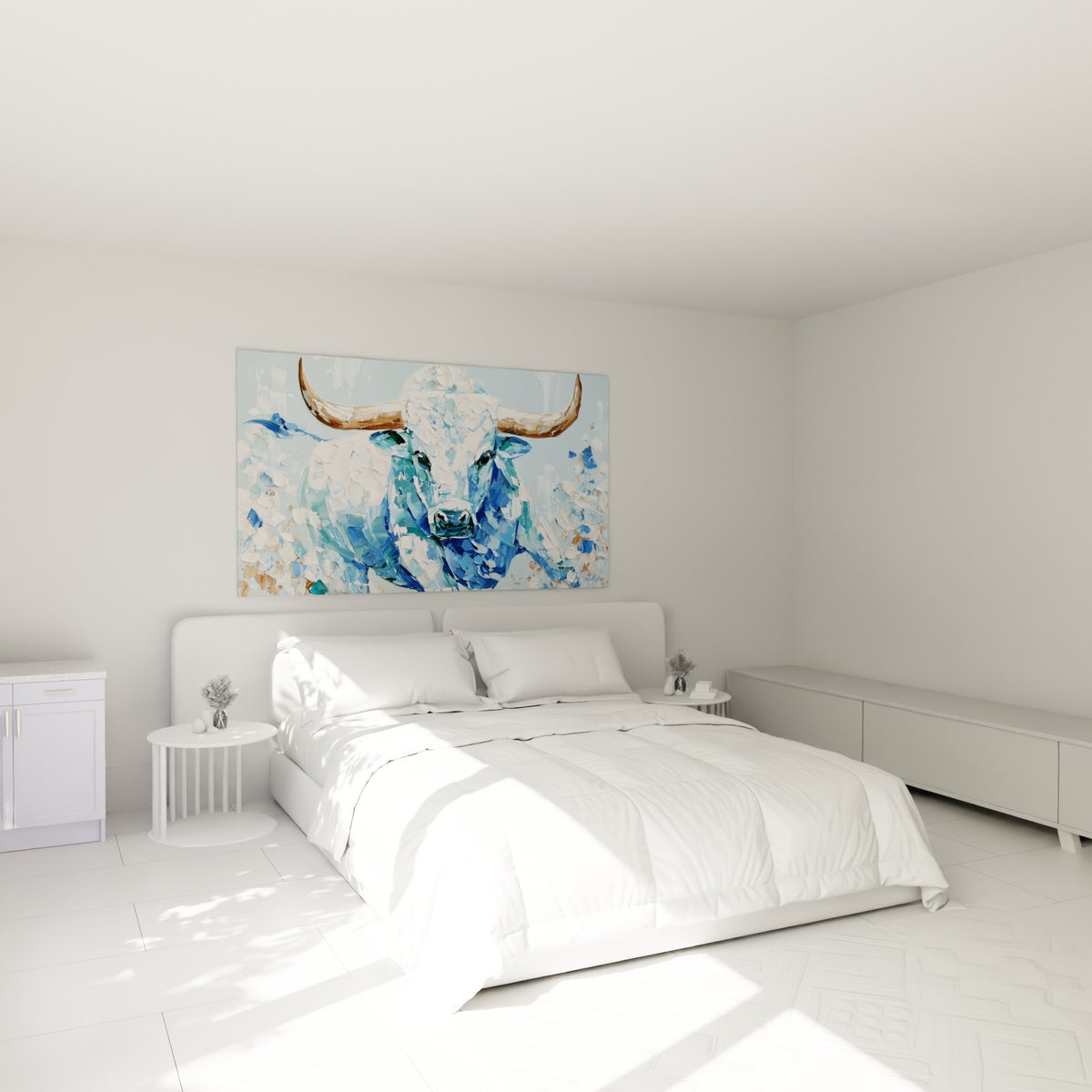 Longhorn bleu marine et blanc nacré accroché au-dessus d'un lit dans une chambre claire et épurée