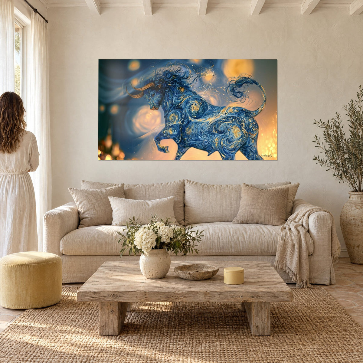 Quadro toro blu cobalto con volute dorate, corna ramate, groppa vorticosa, sopra un divano in un soggiorno luminoso