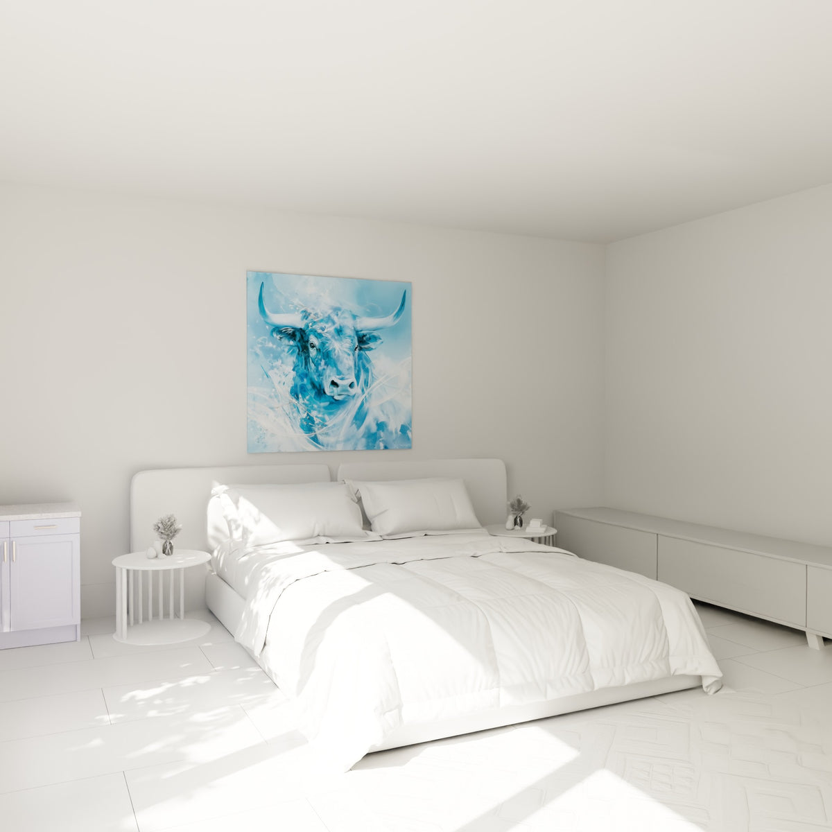 Museau bleu ciel et cornes blanches du taureau au-dessus d'un lit dans une chambre claire