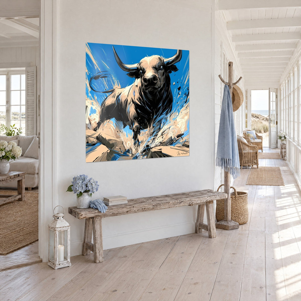 Schilderij massieve stier in zwart en crème, doordringende blauwe blik, azuurblauwe lucht, opgehangen naast een bank van ruw hout in een lichte hal