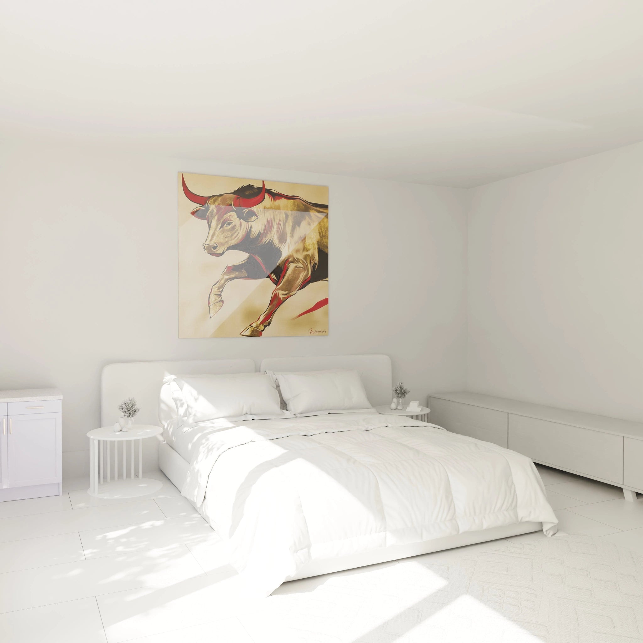 Tableau taureau coloré Walensky accroché au-dessus d'un lit blanc dans une chambre lumineuse