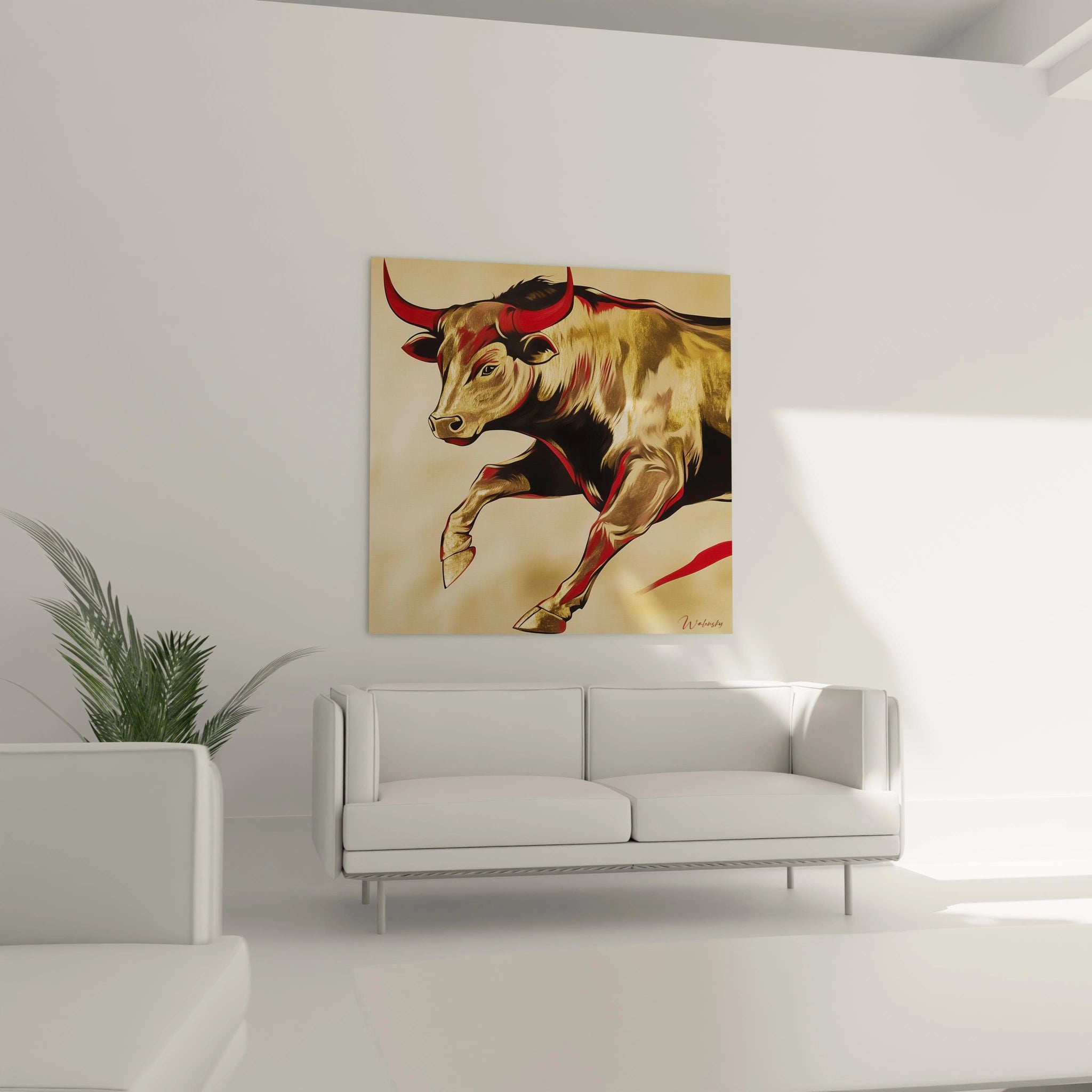 Tableau taureau Walensky avec peinture dynamique de taureau rouge et or suspendu dans un salon moderne blanc