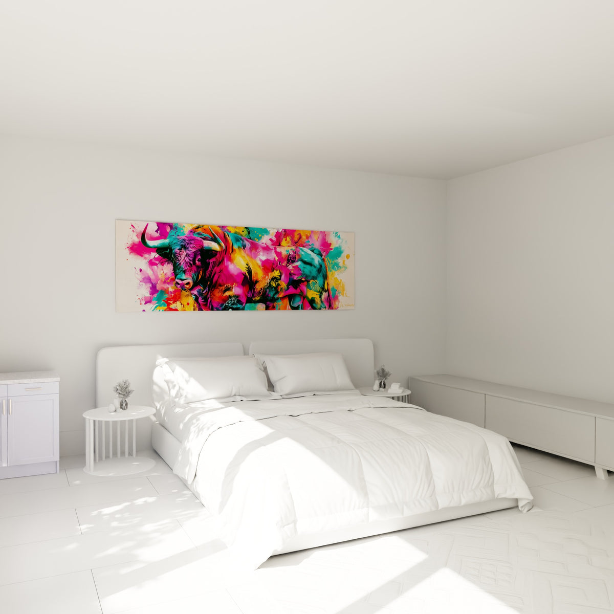 Bête cornue traitée en touches magenta et turquoise, accrochée au-dessus d'un lit dans une chambre claire