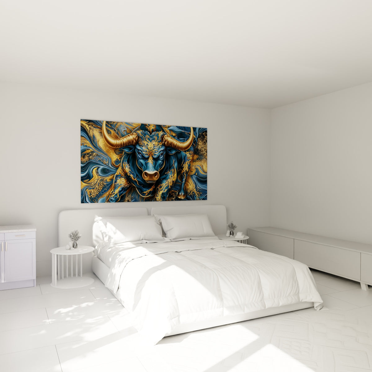 Cornes dorées et regard intense du taureau bleu marine, au-dessus d'un lit dans une chambre claire