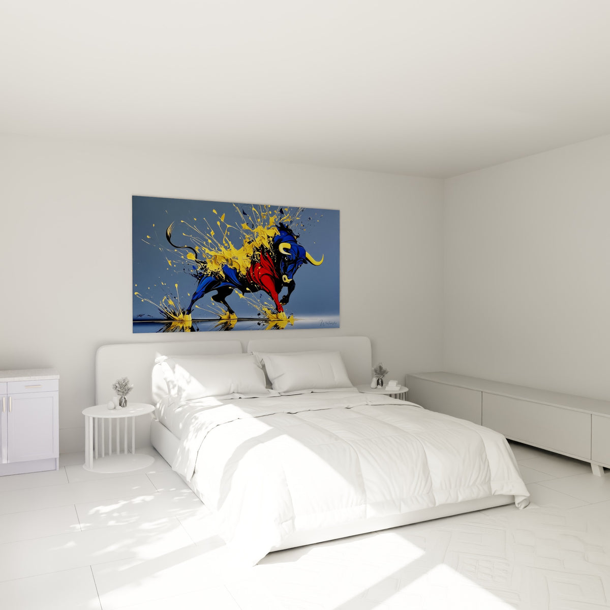 Bête bleue et dorée figée dans une explosion picturale, accrochée au-dessus d'un lit dans une chambre claire