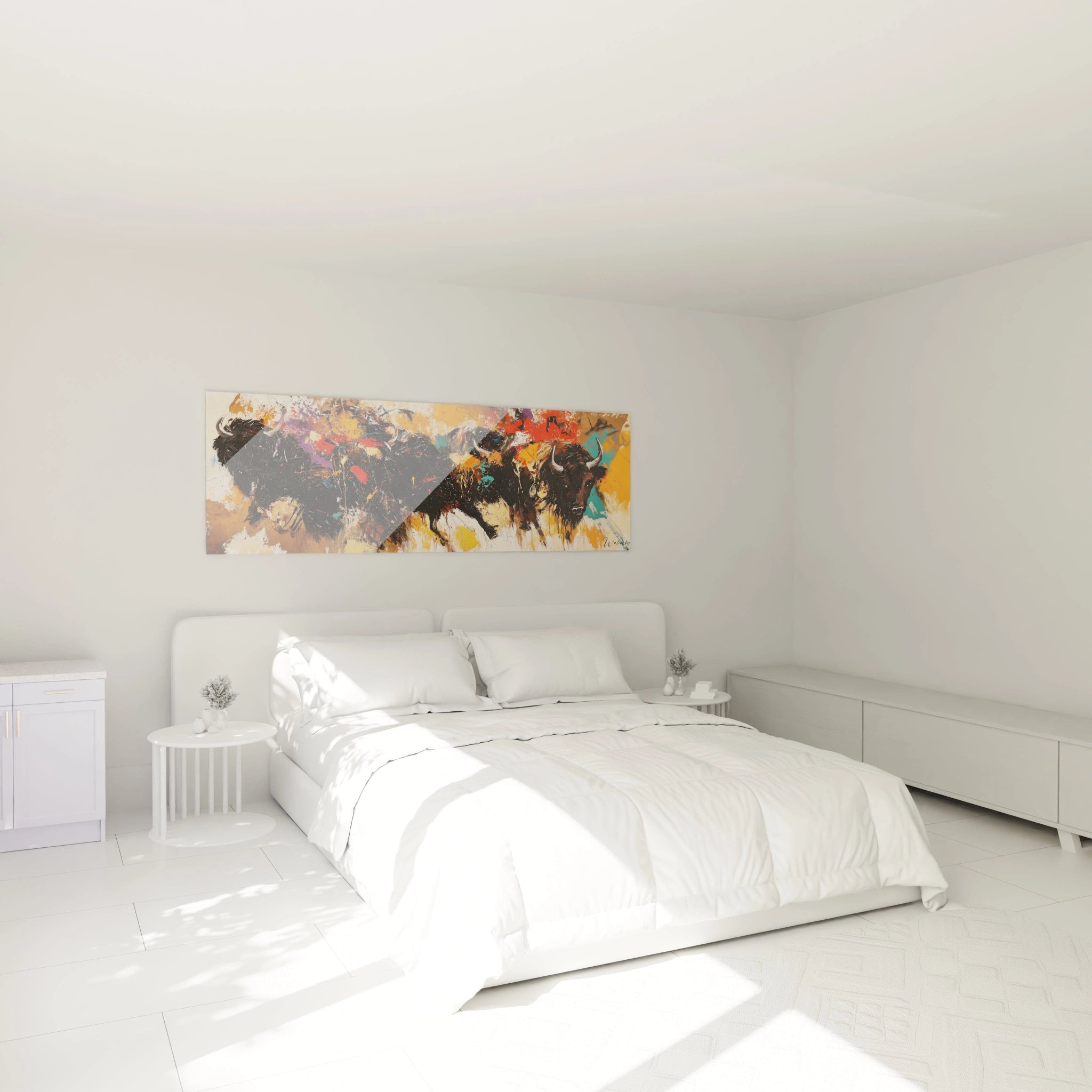 Tableau taureau coloré Walensky accroché au-dessus d'un lit blanc dans une chambre lumineuse