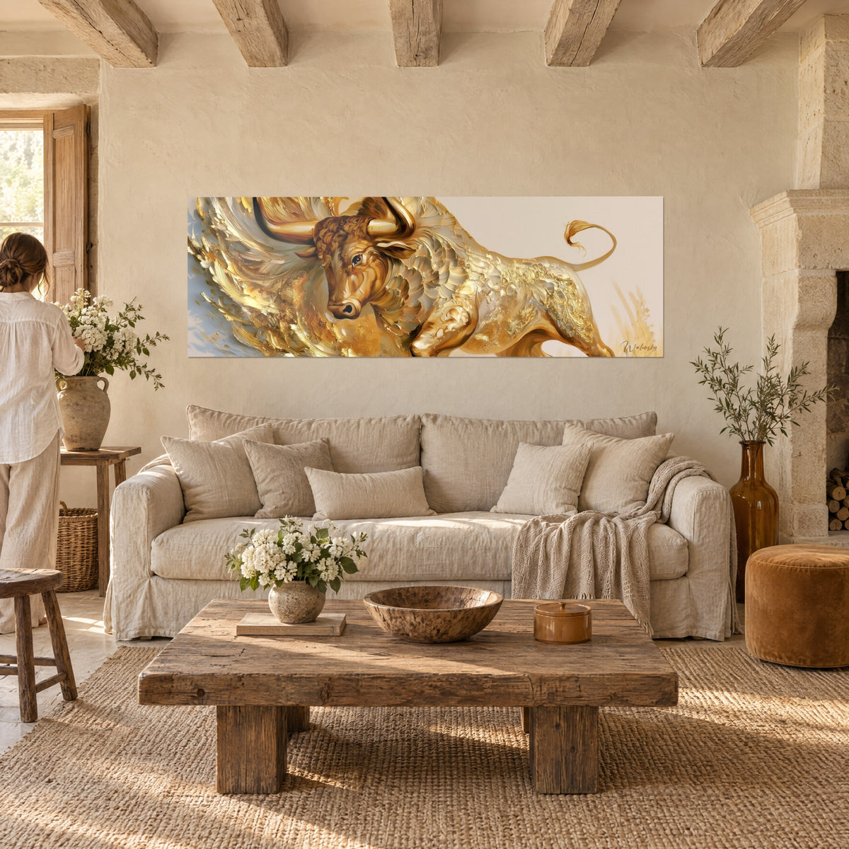 Gemälde eines geflügelten Stiers mit goldenen und cremefarbenen Pinselstrichen, dunkles Horn, über einem Sofa in einem hellen Wohnzimmer
