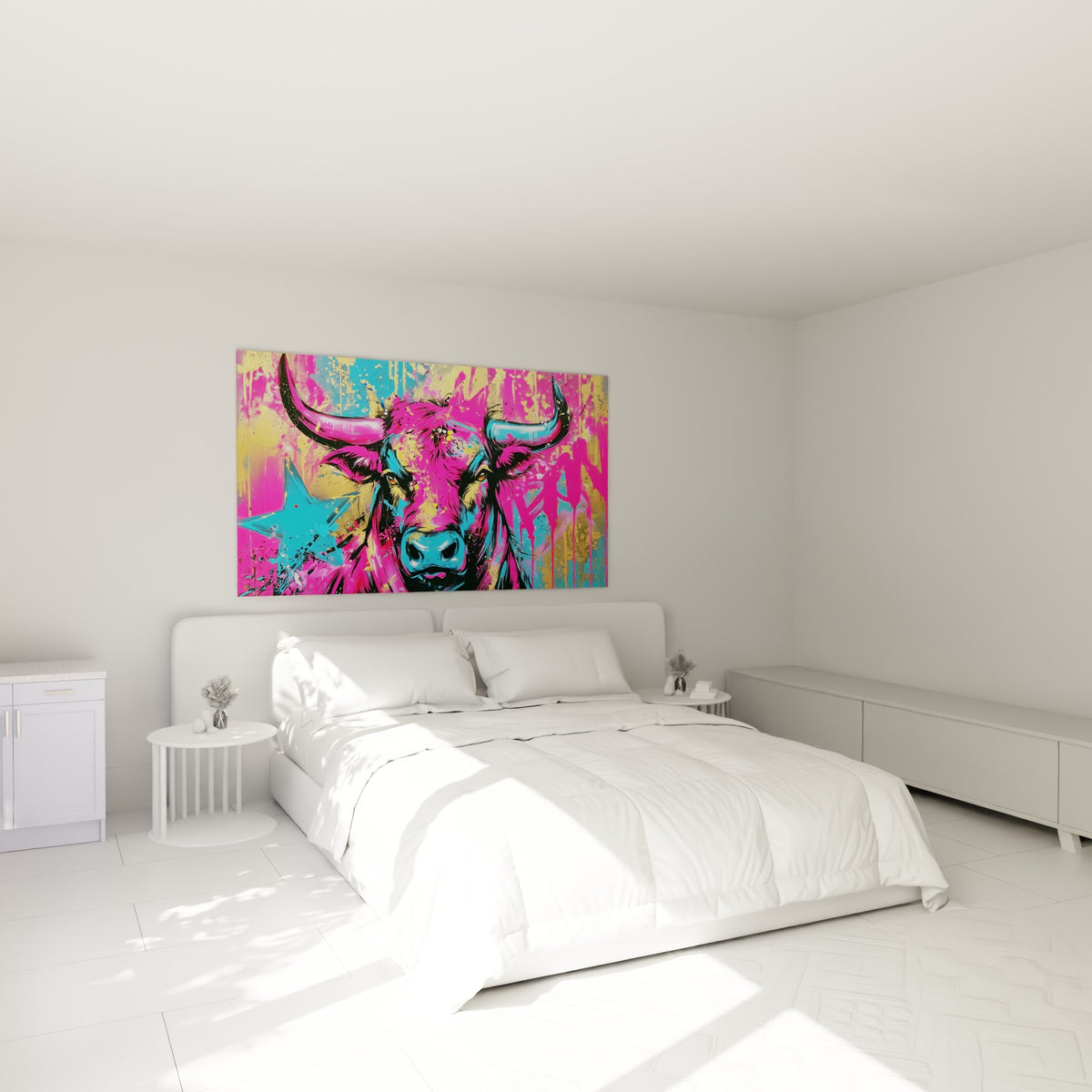 Cornes bleu turquoise et visage fuchsia du Taureau, œuvre placée au-dessus d'un lit dans une chambre claire