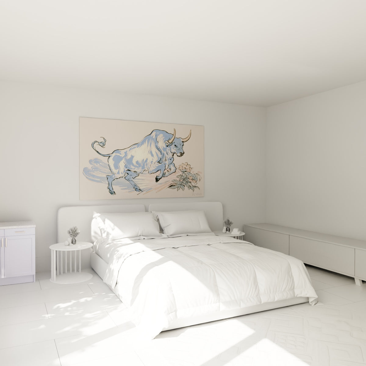 Silhouette de taureau bleu et doré en plein saut, accrochée au-dessus d'un lit dans une chambre claire