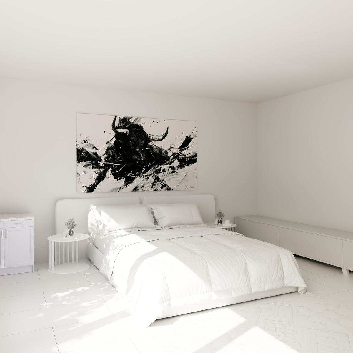Cornes acérées et masses noires du taureau accrochées au-dessus d'un lit dans une chambre claire