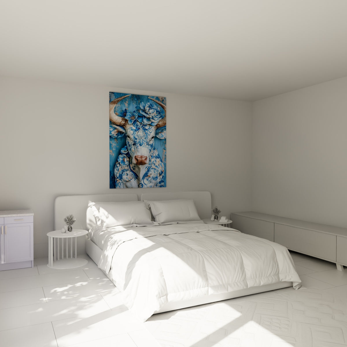 Taureau orné de motifs bleus et fleurs pastel au-dessus d'un lit dans une chambre claire