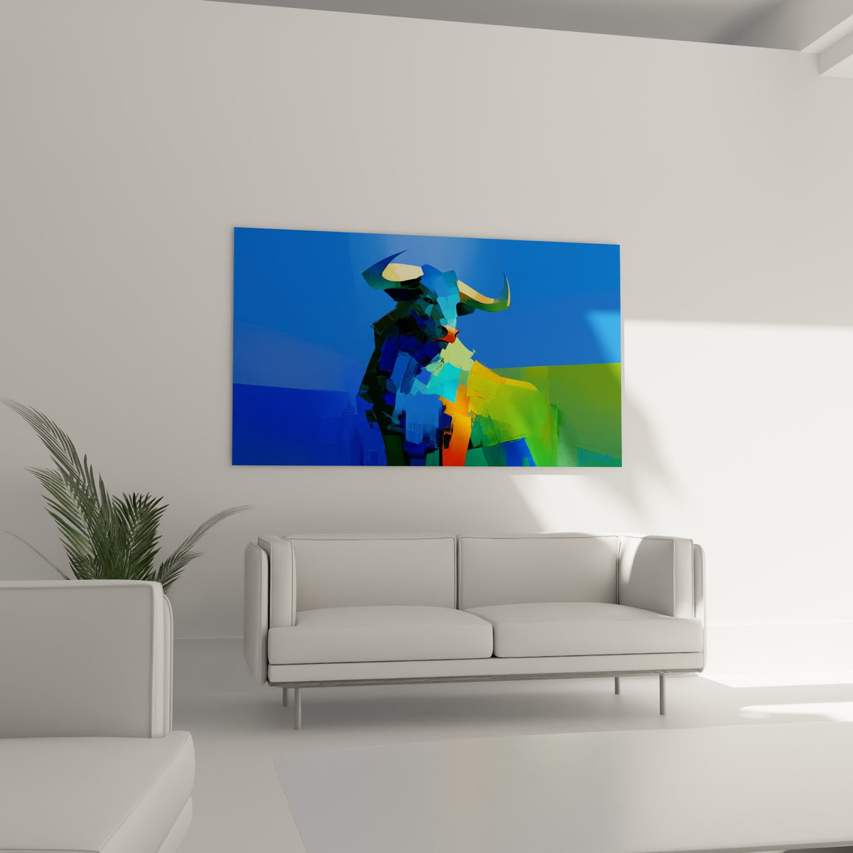 Cornes jaune doré du taureau se détachant sur fond bleu profond, tableau au-dessus d'un canapé dans un salon lumineux