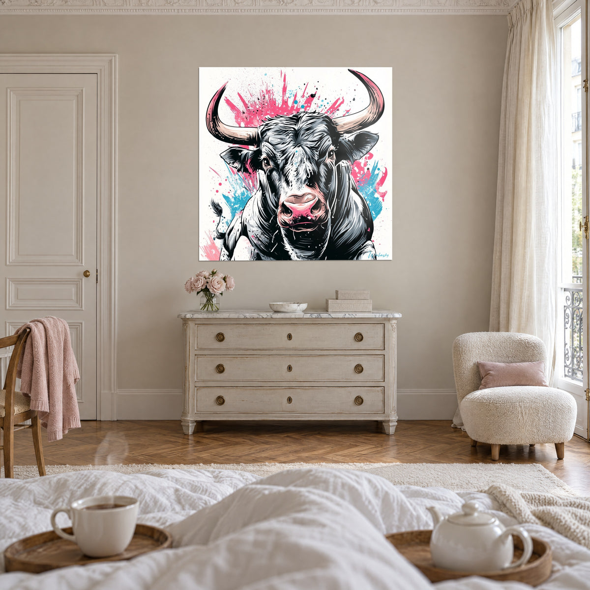 Cuadro animal de corrida en tinta negra y blanca, cuernos beige manchados de rosa, chorros azul cielo, sobre una cama en un dormitorio luminoso