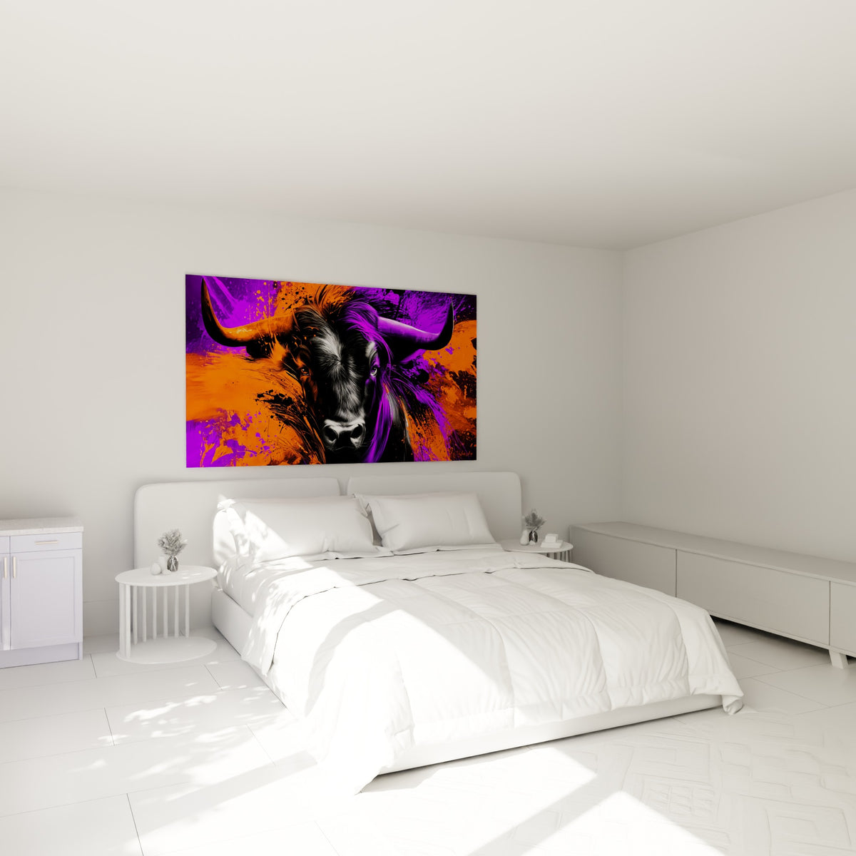 Bête puissante aux tons violet et orange placée au-dessus d'un lit dans une chambre claire