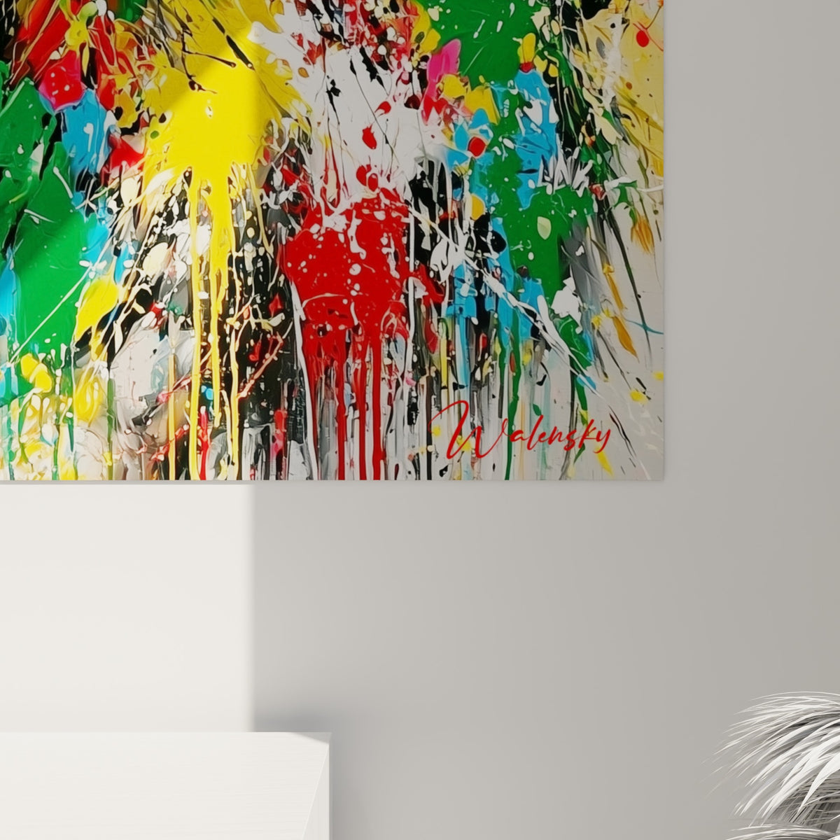 Coulures de peinture rouge, jaune et turquoise en gros plan sur le pelage noir et blanc du taureau