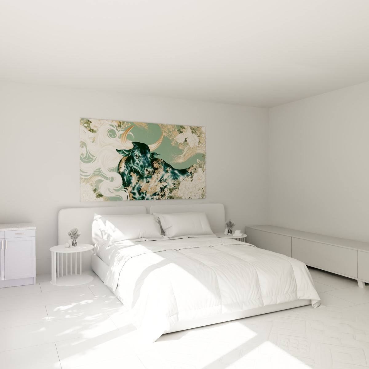Cornes dorées et pelage vert émeraude du taureau surplombant un lit dans une chambre claire