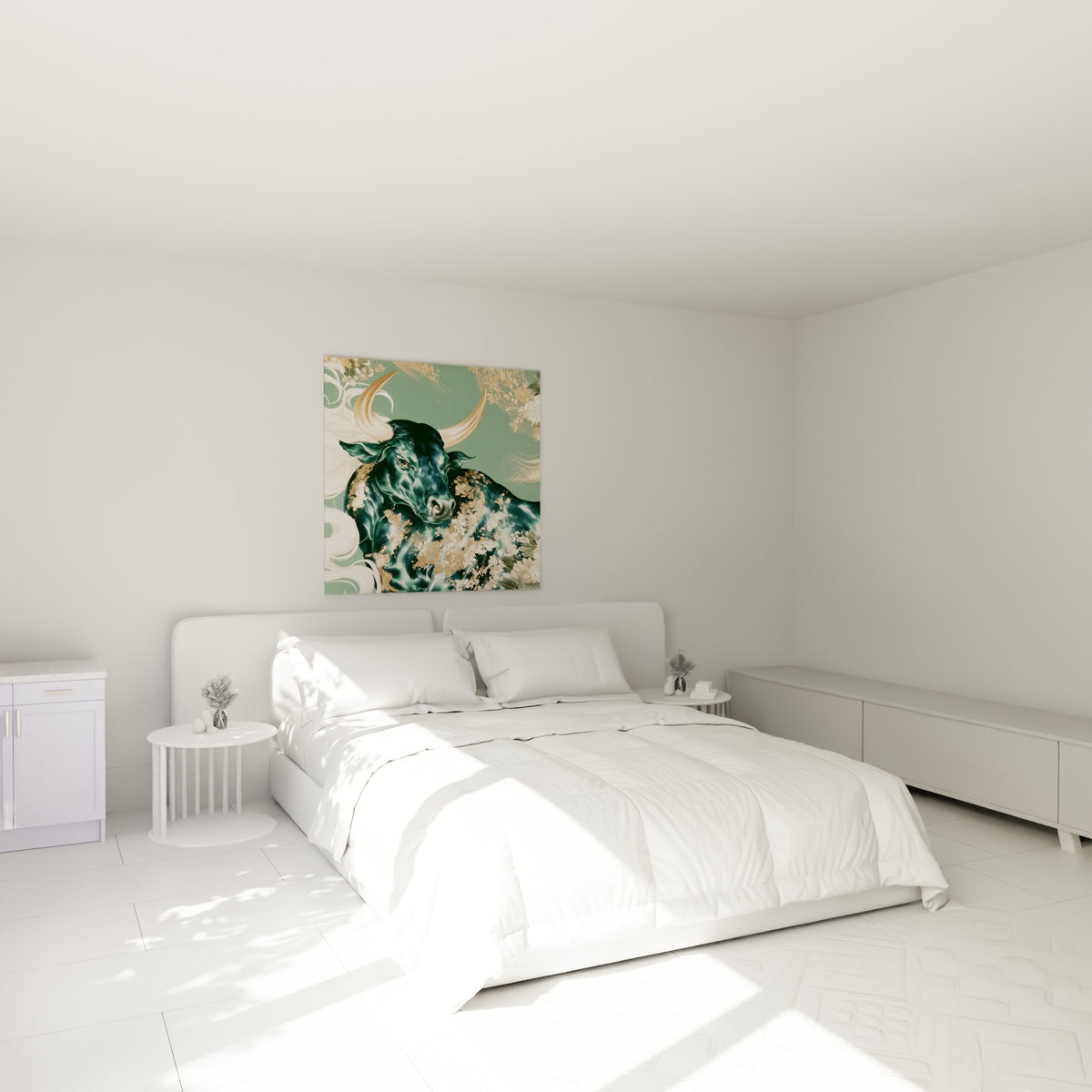Museau sombre et cornes dorées du taureau émeraude, accroché au-dessus d'un lit dans une chambre claire.