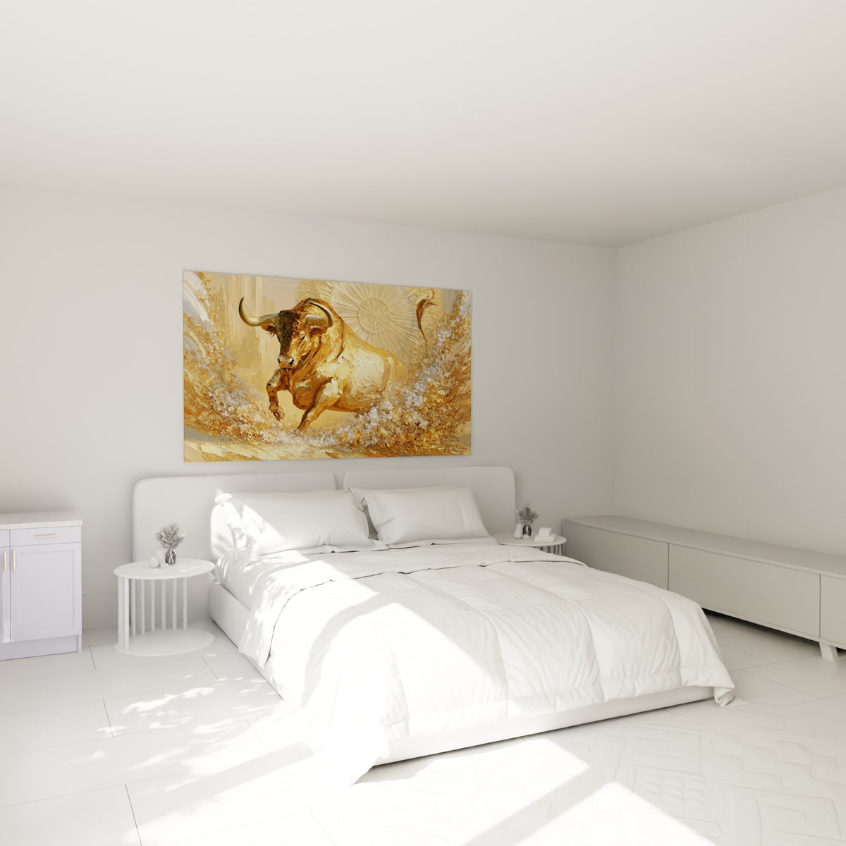 Bête dorée surgissant d'une écume lumineuse, accrochée au-dessus d'un lit dans une chambre claire
