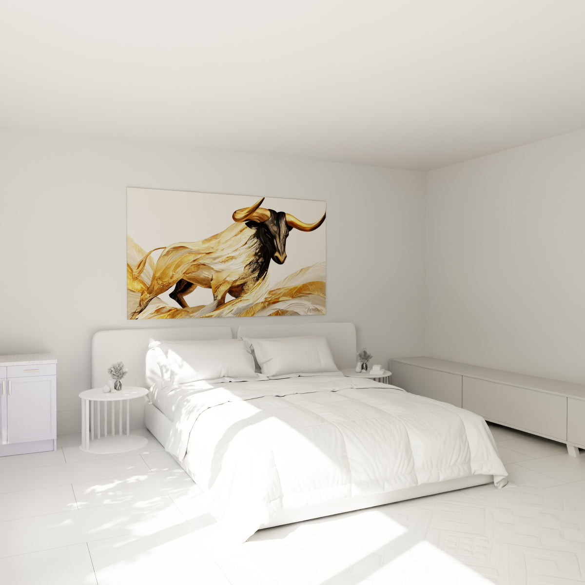 Cornes dorées et pelage doré du taureau accrochés au-dessus d'un lit dans une chambre claire