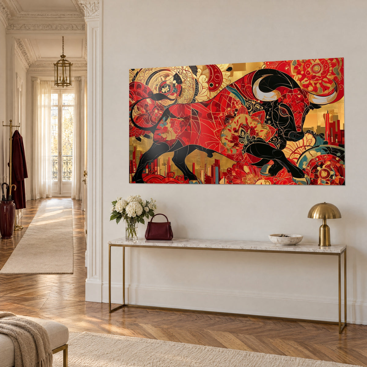 Schilderij van een opgerichte stier met ivoorkleurige hoorns op een gouden achtergrond met karmijnrode wolkenkrabbers, boven een console met messing details