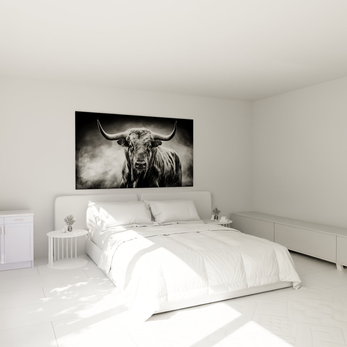 Longhorn au pelage gris et noir texturé, cornes larges, au-dessus d'un lit dans une chambre claire