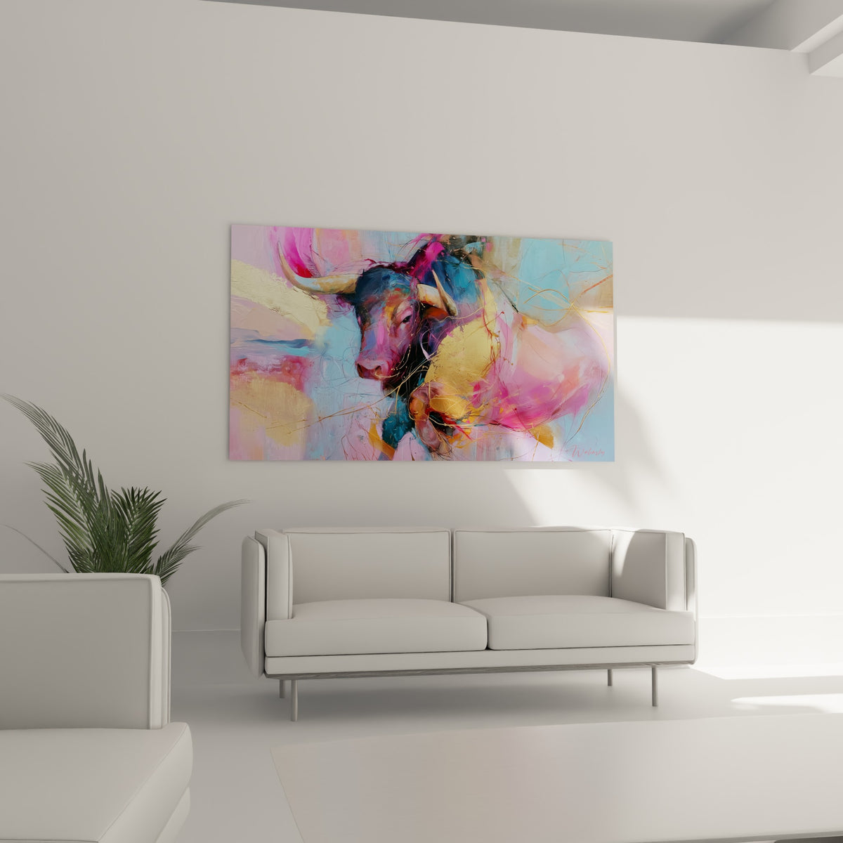Museau anthracite et rose fuchsia du taureau, coulées dorées, au-dessus d'un canapé dans un salon lumineux