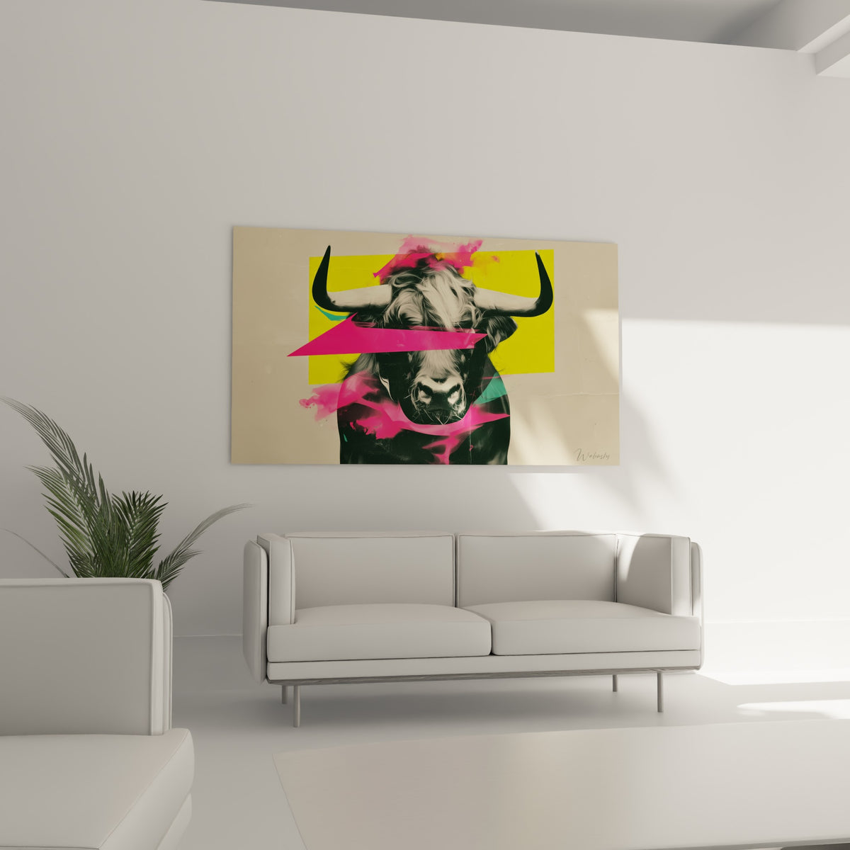 Museau sombre du Taureau encadré de jaune vif et rose magenta, au-dessus d'un canapé dans un salon lumineux