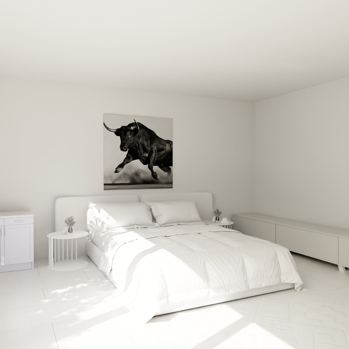 Puissance animale du taureau noir capturée en plein saut, au-dessus d'un lit dans une chambre claire