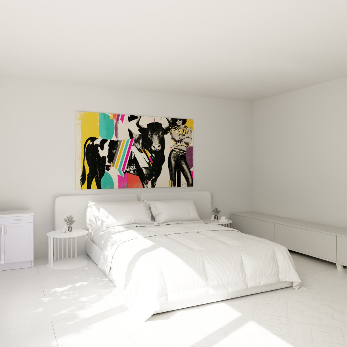 Silhouette du taureau noir et femme rayée dorée, accrochée au-dessus d'un lit dans une chambre claire