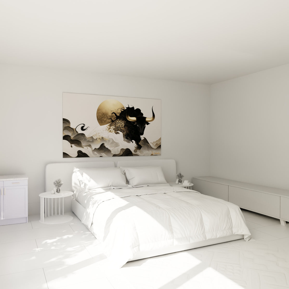 Silhouette de taureau noir et doré surplombant des vagues, au-dessus d'un lit dans une chambre claire