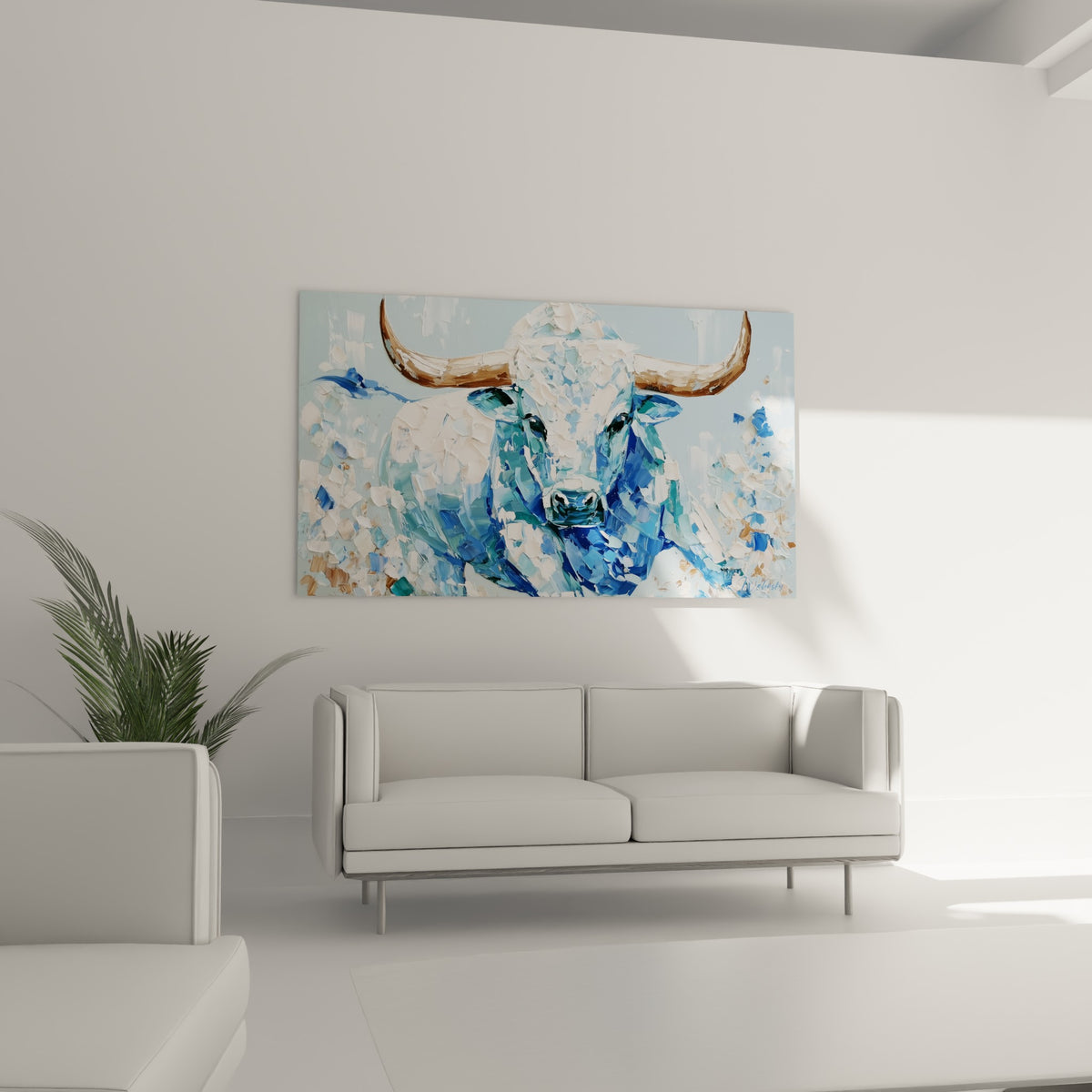 Taureau aux touches ocre et bleu ciel suspendu au-dessus d'un canapé dans un salon lumineux