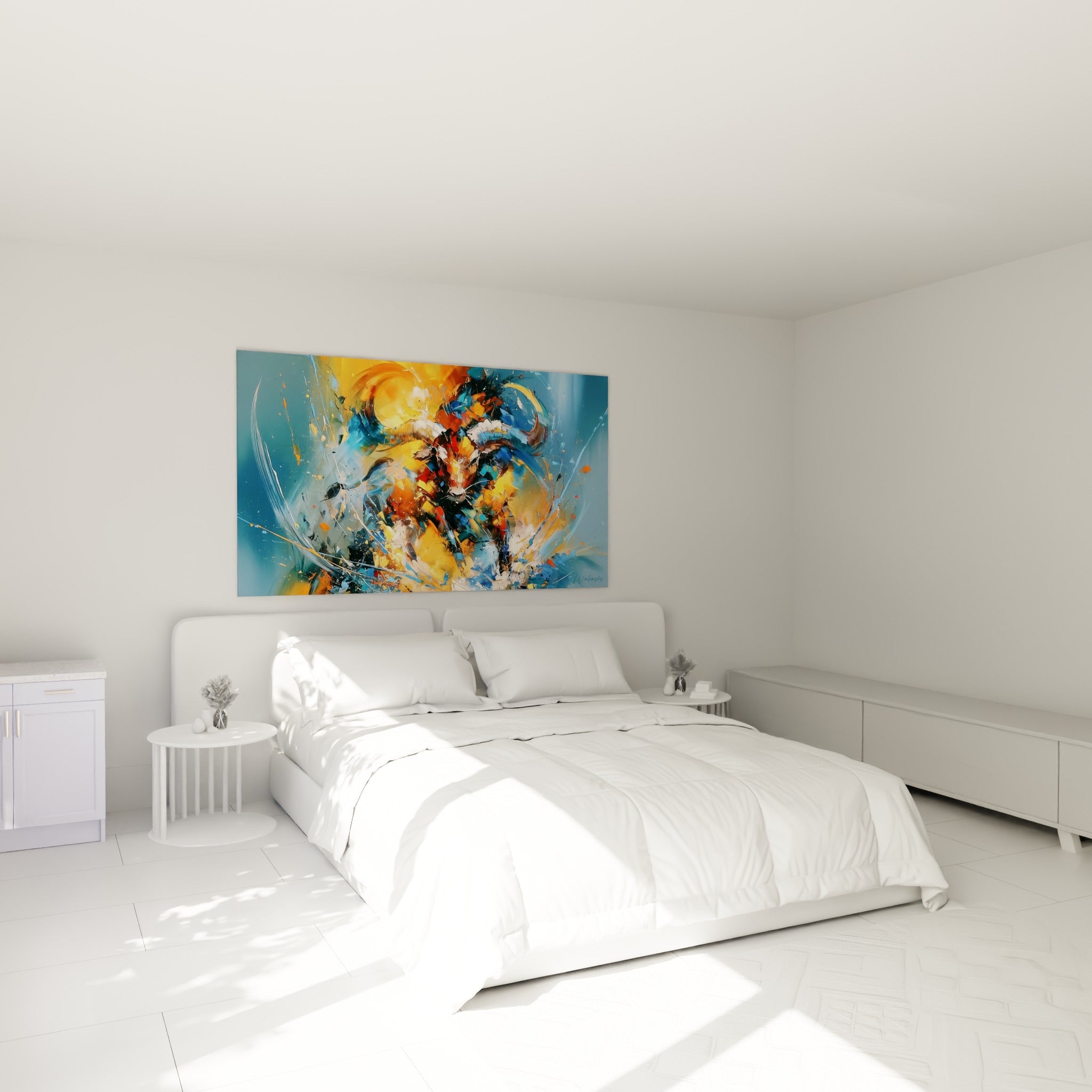 Puissante tête de taureau ocre et bleu marine accrochée au-dessus d'un lit dans une chambre claire