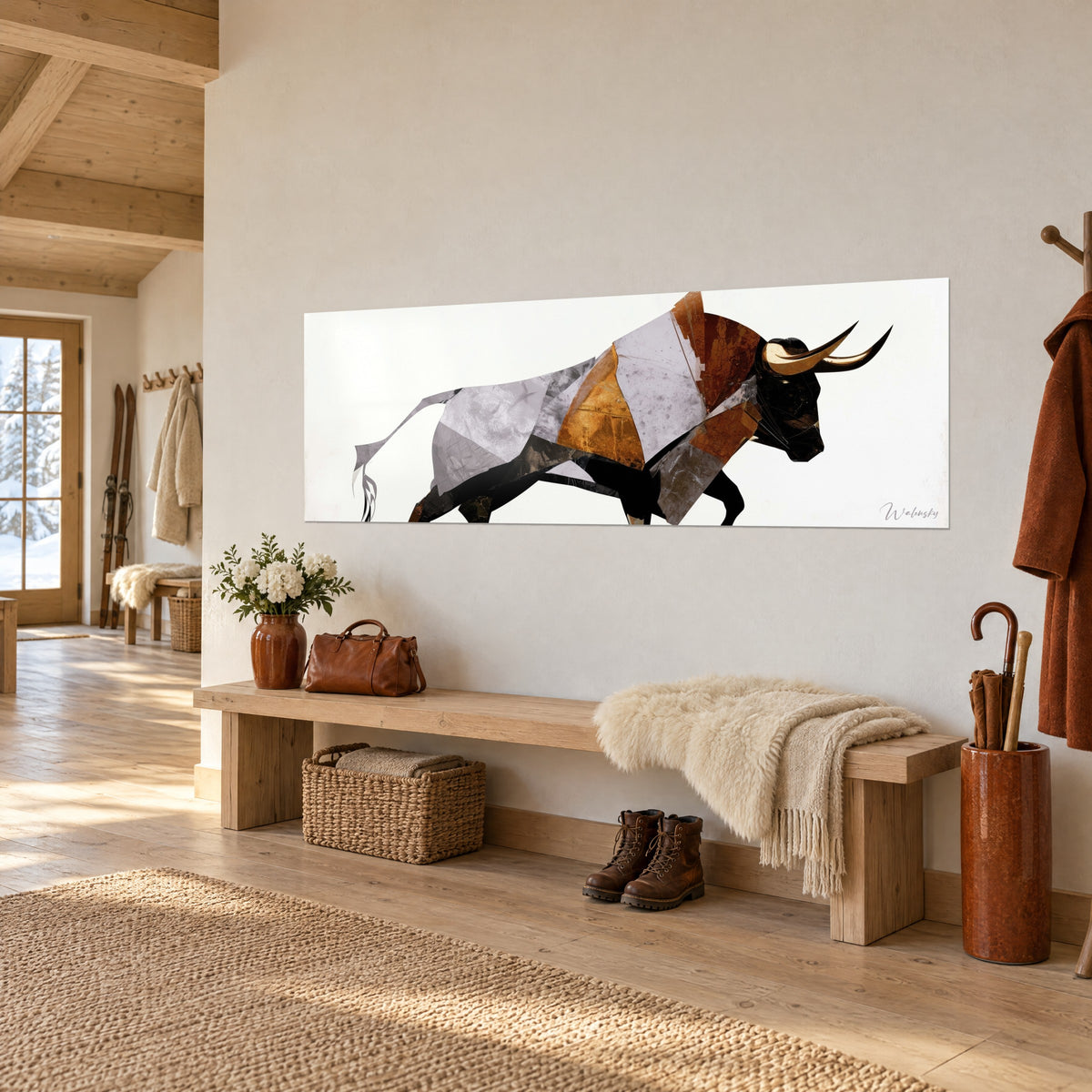Tableau bovin en collage gris perle et orange cuivré, queue effilée sur fond blanc, face à un banc en bois, entrée de chalet